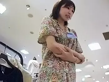 【削除注意＋逆さ撮り】『S級のアイドル顔！』有名盗撮師が素人のアパレル店員を網タイツ越しにパンチラ盗撮した映像が投稿ｗ