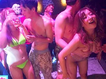 【黒ギャル】クラブで媚薬キメキメ‥「やばいぃ‥もっとぉ&hearts;」ビッチのビキニGALたちと大乱交！ぶっとび腰振り止まらない！