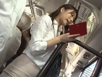 【ずらしハメ】パンツ中に仕込まれたオモチャにアヘつく女性!痴漢師に発情してしまいパコられる