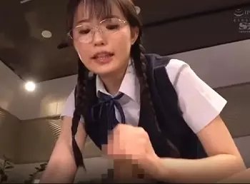【手コキ射精 フェラ抜き】眼鏡の地味カワ制服JKが手コキフェラでイカせる神エロ動画ｗ【乙白さやか】
