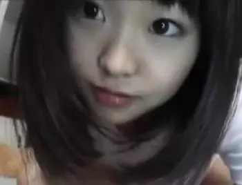 【ライブチャット&times;ヤバイやつ】激カワ○学生が生配信で指入れぐっちょりオナニー！おっぱい＆アナル見せつけてリスナーを煽る！