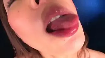 【美咲みゆ】エロカワなお姉さんがアクリル板に濃厚なベロチュー