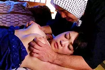 ＜美波瀬奈＞奇妙な山村に移住した若い嫁が夜中に就寝中に村人に夜這いされて犯される！