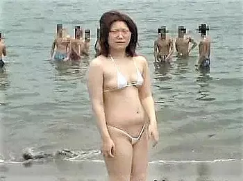【露出】ブス女が極小水着で海水浴場に出没！少年たちに笑われながらも羞恥に飢える女は哀れでダラしない身体を見せびらかす