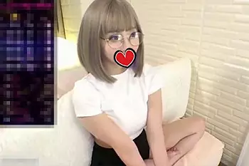 ライブチャット「癒してあげるw今日はショーパン！似合う？かわいい？プルプルしてほしいw」セクシー美少女！