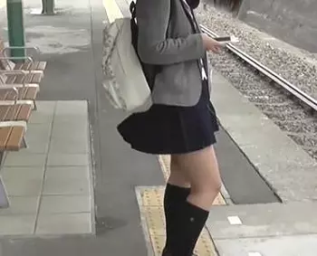 ロリ系ミニスカ制服女子校生の手に股間を押し付け！気付かれるギリギリを攻めるガチ痴漢！