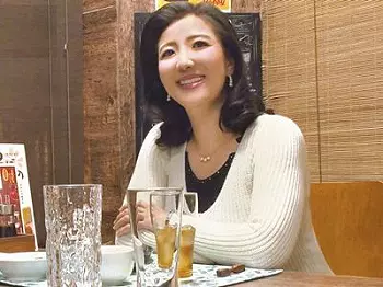 相席居酒屋でナンパした40代素人奥さんを自宅で盗撮隠し撮り‼清楚に見えて旦那を裏切る浮気妻に中出しの不倫SEX【連れ込み