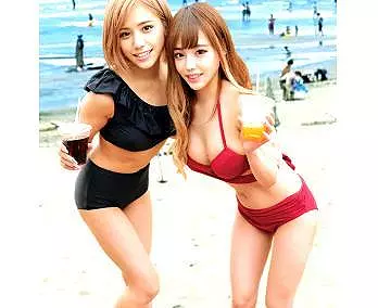 ＜水着ギャル！＞「たまんね～ぞｗ！」海でクッソエロ可愛い水着ギャルコンビ！デカチン童貞君初体験シテクレチャウ！