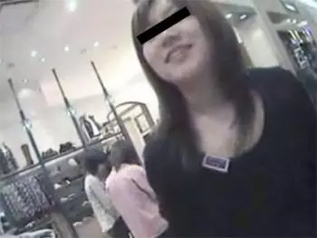 かなり可愛いショップ店員さんが前屈みになった瞬間&rarr;貧乳すぎて浮きブラから乳首チラ！