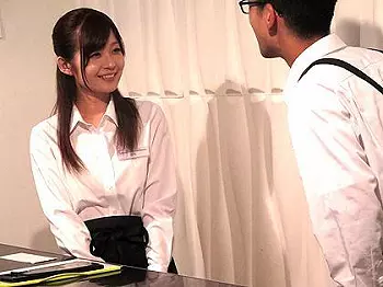 可愛いバイト娘を仕事中に犯す店長!!必死に声をこらえてガマンする女の子をヤリ続け中出しまでしちゃう！ 石原莉奈