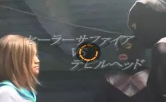 制服コスをした格闘お姉さんと、全身黒タイツのデビルヘッドの戦い。