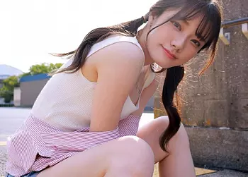 【顔射手コキ】デカチンを２つも相手する美少女！舐め回しぶち込まれてザーメン浴びる