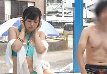 《MM号》謝礼目当てで素人男女同士が相互マッサージ企画！素股の途中で興奮しちゃって女子大生マンコにヌルっと生挿入！