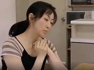 【ヘンリー塚本】クスリを飲んで気を失った熟女がまんまと犯され始める！！うんともすんとも言わない女体にしゃぶりつき&hellip;