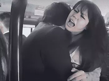 カラダの曲線が美しい人妻を痴漢。敏感過ぎて泡を吹くほどヨガってバスの中で失禁しながら絶頂フェラ！