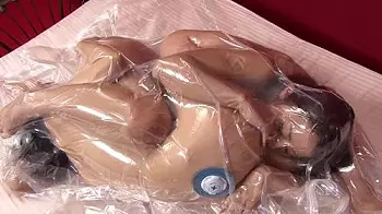 【レズ】美女2人をディルドで合体したまま真空パック