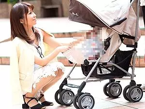 『ちょっと・・あなた何してるかわかってるの！？』奥さんの真横でフェラされフル勃起の旦那！目の前での衝撃的な出来事に唖然と