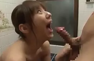麻美ゆまがお風呂場でちんぽをフェラして口内射精ｗお口で洗ってあげよっか？