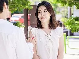 高嶺の花の四十路奥さんに声をかけたらまさかのナンパ成功で巨尻にヌプッと挿入！