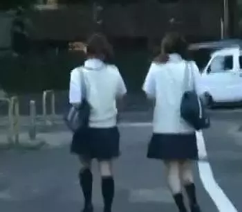 学校帰りの高校生に悪戯！同級生の前で手マン！見ると勃起しちゃうエッチな映像
