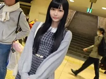 【無毛美少女】めっちゃカワ娘のツルマンをイジり倒し！肉棒をねじ込まれ喘ぎまくる！パイパンオマンコにデカチン挿入で感じまく