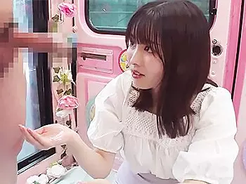 〔ナンパ&times;デカチン〕魅惑の美少女が指を使って力強い男性器を弄び激しく突き上げられ最高の悦楽に身を委ねるシーン