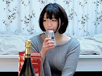 【素人ナンパ・盗撮】泥酔美少女が本気で行く姿を隠し撮り！友達以上・セフレ未満の美少女が脱ぐまで！