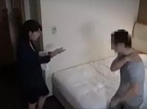 出張マッサージ師のおばちゃんにマッサージされてると股間がムラムラ？欲情してしまう美人妻に中出しwww