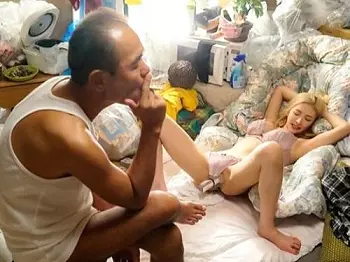 【監禁レイプ】彼氏と同棲を始めた隣の部屋から大音量の喘ぎ声が&hellip;文句を言ったエロ巨乳ギャルが性欲化け物老人に無理やり強姦！