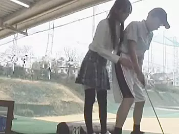★エロシチュエーション・密着レッスン｜ゴルフ練習場・ラッキースケベ★見知らぬ美女からコーチしてもらう初心者男子ですが..