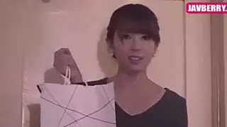 隣に住む青年におすそわけを持っていったらオナニーの真っ最中。押し倒されて犯された（波多野結衣）