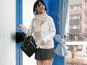 【マジックミラー】『敏感美乳おっぱいの可愛いロリ少女ｗ』10代の制服ロリ少女がハメ撮りセックスする素人ナンパ企画！