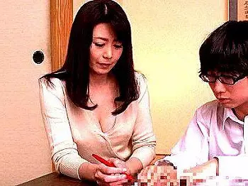 <リアル性教育!>「パパには秘密ね…」色気ムンムン極エロ美人奥さん!近親セックスで息子に教えちゃう(アダルト動画)