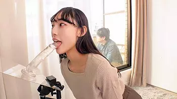 マジックミラーの向こうには愛する旦那様！欲求不満なママさんが夫より大きなディルドを疑似ノーハンドフェラ！