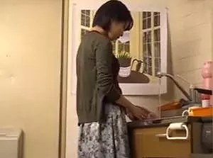 夫には言えないふしだらな欲望痴●強●魔に!!口を塞がれキッチンで犯される人妻