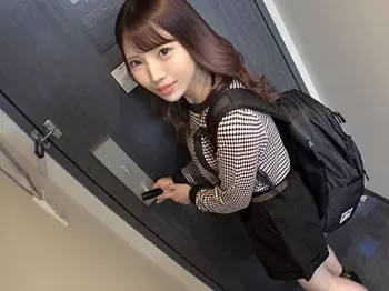 【素人ナンパ】大人しい美尻ぷるぷる女子大生現る!素直にエロ行為させてくれてオマ〇コ開帳、舐めてハメまくっちゃう悪い大人!