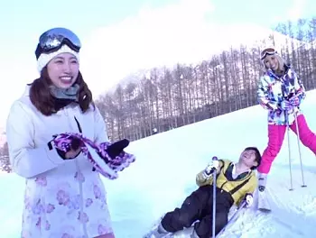 ゲレンデナンパ！キャバ嬢の「かえでちゃん」と友達の黒ギャル「りりちゃん」雪山で仲良くなってホテルで飲み会！