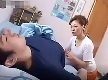 ◇マザコン｜母子相姦◇朝、息子を起こしに来たセクシー美熟女ママ。。パンツの膨らみが気になってムラムラするようで..！？