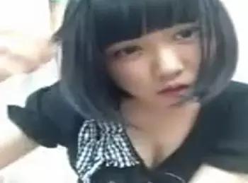 【素人ライブチャット】黒髪○学生が自室で生配信！美脚を披露し谷間やプリプリのお尻をリスナーに見せつける！