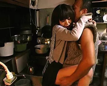 【井川ゆい】絶対に夫には言えないおじさんとの関係!新妻が自宅でいっつもセックス三昧
