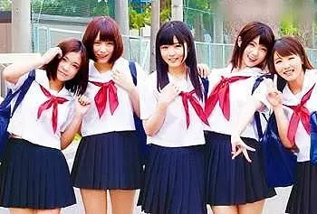 エッチに興味津々な可愛いJKが皆で仲良く校内でヤリまくる青春のハーレム学園生活！