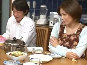 「プレゼントはママよ♡」性に奔放すぎる家族間で乱交！お母さんと母子相姦したり父娘相姦して中出しする変態親子！禁断の関係で