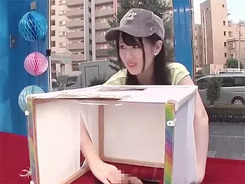 可愛い女子大生に箱の中のモノを当てる企画でチンポを触らせてチンポを咥えて手マンで感じまくりハメられ喘ぎまくる淫乱娘！