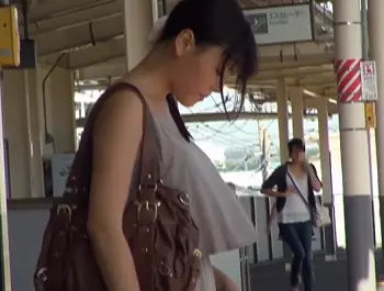 【巨乳マキシワンピ】無言でアソコに設置されたローターに震えイク美乳女！全身震わせチカン師に強姦される