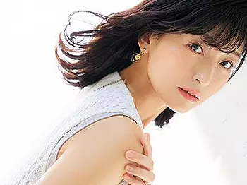 〖熟女&times;AVデビュー〗他人の欲望を満たすため40歳の美人妻が初めてのAVで大胆に挑戦！激しい挿入で快楽の頂点を極める興奮