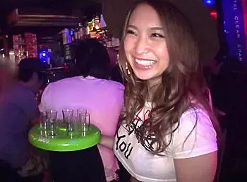 『ヤバイよ♡凄い感じるっ♡』店内でバレないようにムチムチ巨乳おっぱい看板娘ヤリマンお姉さんに水着ずらしハメ膣内射精!