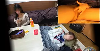 下半身は隠れてるのでコタツの中でこっそりオナニー