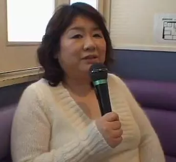 《五十路》激ぼっちゃり裸体を恥じらいもなく曝け出す淫乱おばさん