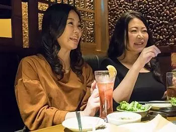 【熟女ナンパ】五十路の肉食美魔女たちがお尻の穴への挿入＆射精を初体験する乱交SEX‼初アナルにも関わらず喘ぐ淫乱ビッチ‼