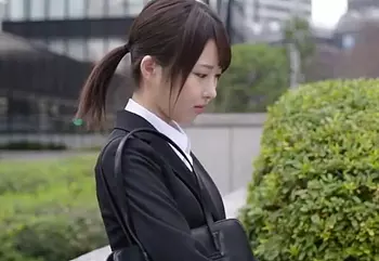 就活中の貧乳スレンダーなスーツ姿のJDお姉さん「内定&hellip;欲しいんでしょ？ｗ」中年面接官と内定決める即ハメ中出しの鬼畜な取引